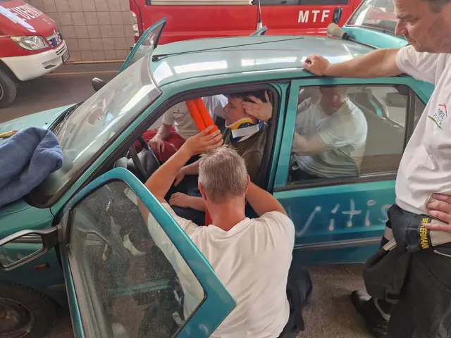 In mehreren Einsatzgruppen hatten die zahlreichen Teilnehmer die Möglichkeit, die unterschiedlichen Rettungstechniken selbst anzuwenden. | Foto: FF Vitis