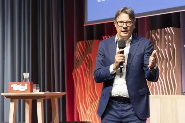 Markus Webhofer, Gründer und Managing Partner des Institute of Brand Logic, hielt die Laudatio auf Franz Tschiderer, der den Tirol Touristica für sein Lebenswerk erhielt. | Foto: Tirol Werbung / Die Fotografen