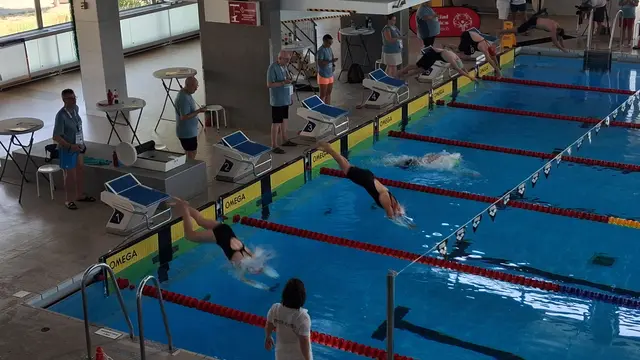 Der Sprung in das Schwimmbecken sorgte nicht wirklich für Abkühlung (© Foto: Auer/DSG Kärnten)
