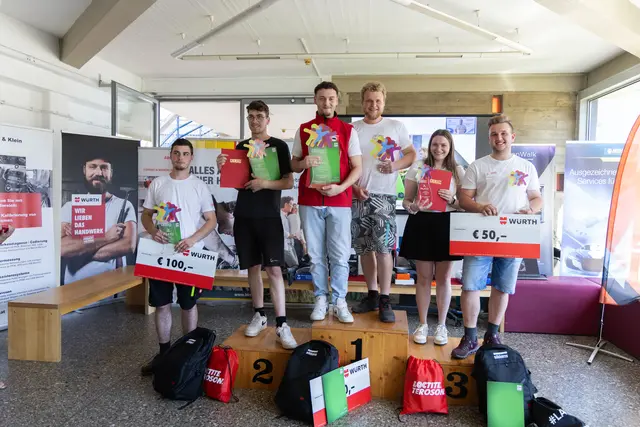 Strahlende Gewinner (v.l.): Jakob S. Mutzl (Platz 2, Kfz-Technik), Lukas Wenig (Platz 2, Karosseriebautechnik) Jonathan Weber  (Platz 1, Kfz-Technik), Benjamin Jauernig (1. Platz, Karosseriebautechnik) und Yvonne Egger (Platz 3, Karosseriebautechnik) und Stephan Hinteregger (Platz 3, Kfz-Technik). | Foto: WKK/ Peter Just