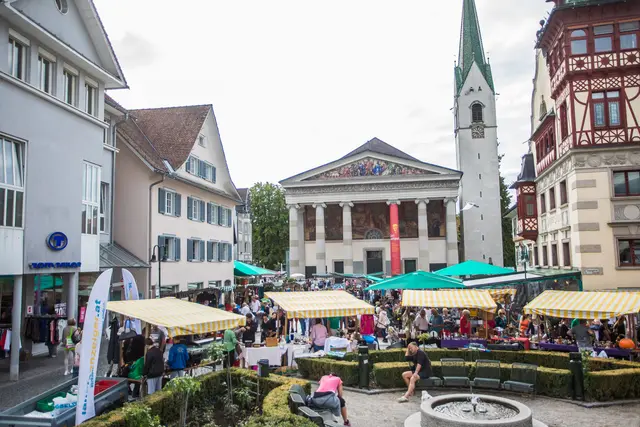 Beim Nachtflohmarkt in Dornbirn wird die Innenstadt zur beliebten Anlaufstelle für Schnäppchenjäger. | Foto: Philipp Steurer