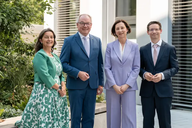 v.l.n.r.: Prorektorin Sabine Siegl-Amerer, LH-Stellv. Stephan Pernkopf, Rektorin Andrea Olschewski, Vizerektor für Lehre Manfred Wieser | Foto: KL/B.Kaulfus