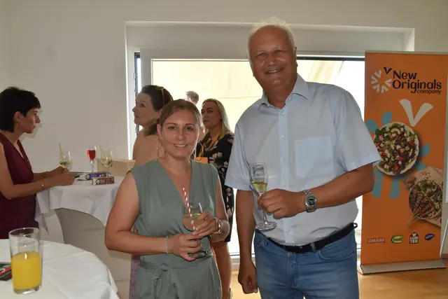Nachbarn feierten mit: Margret Ringhofer und Anton Holzer (BPM) | Foto: MeinBezirk/Michael Strini