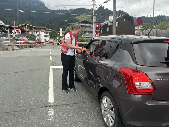 Verteilaktion von Sicherheitsfoldern an Eisenbahnkreuzung in Kitzbühel. | Foto: ÖBB/Gasser-Mair