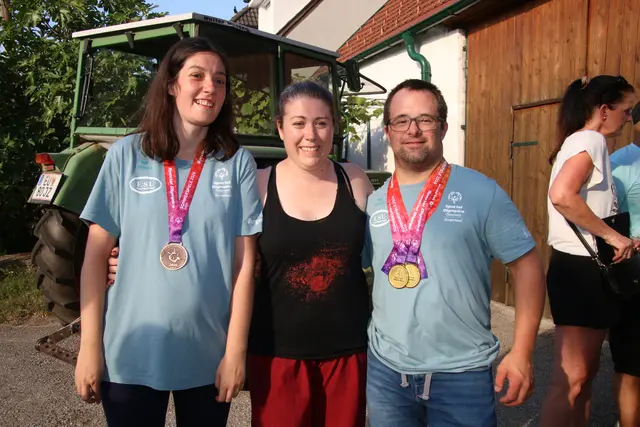 Lydia Schmid, Trainerin Johanna Bichler und Markus Krammer  | Foto: Eduard Wimmer