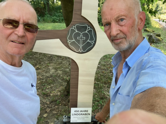 Heini Steiner und Werner Gradwohl nach der Montage des Hinweisschildes. | Foto: Werner Gradwohl