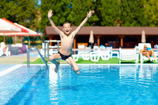 Endlich Ferien: Schwimmen, Radfahren oder Wandern fördern die körperliche und psychische Gesundheit. Die Expertin warnt jedoch auch vor einem Zuviel an Ferienprogramm! | Foto: olesiabilkei/PantherMedia