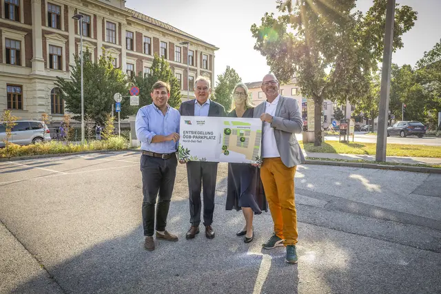 Grünraum der Stadt Wiener Neustadt-Leiter Florian Fux, Infrastrukturstadtrat LAbg. Franz Dinhobl, Sonja Gattringer (Gruppenleiterin Flächenmanagement &amp; Geoinformation) und Umweltstadtrat Norbert Horvath. | Foto: Stadt WRN, Weller