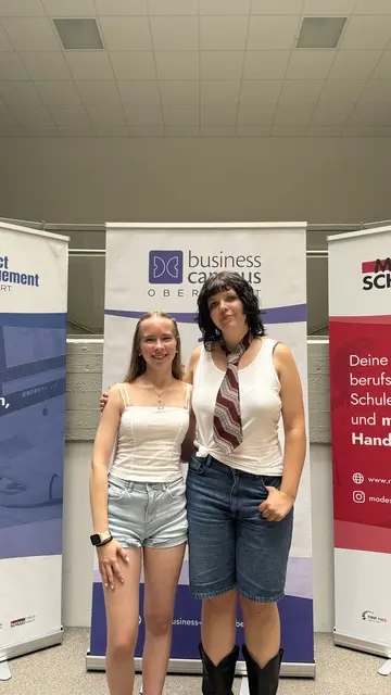 Johanna Müllner und Amelie Wagner präsentierten ihre Erfahrungen von der Jugendkonferenz am Business Campus Oberwart. | Foto: HLP Oberwart