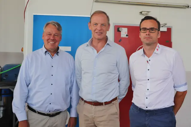 Schauen bei Arbeitssicherheit in die gleiche Richtung: Martti Savelainen (li) bei der Festrede mit Marco Eikelenboom und Christian Wersonik.  | Foto: Edith Ertl