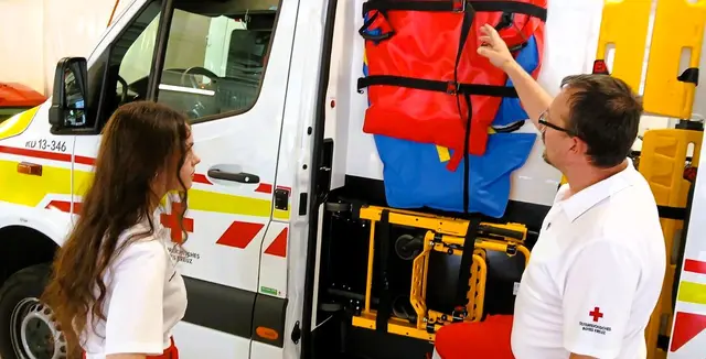 Sanitätsequipment an der Aussenseite des RTW gut zugänglich untergebracht