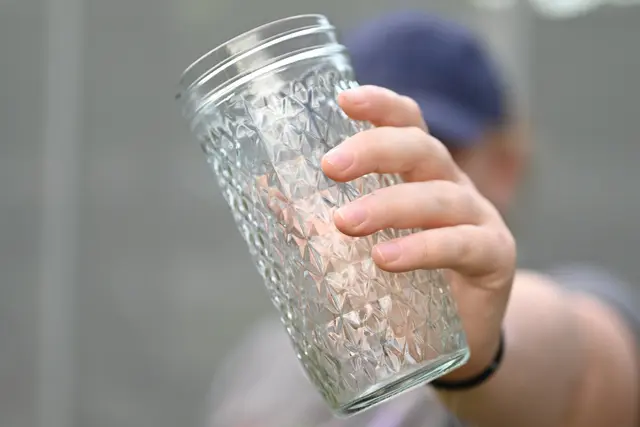 Mit einem Longdrink-Glas in der Hand gab der Amstettener seinem Freund eine "Watsch'n". | Foto: Katharina Schrefl