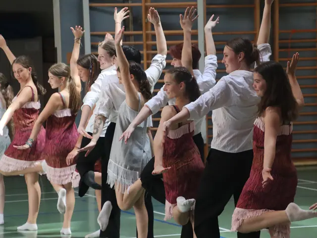 Ehemalige Tänzerinnen und die Expression-Gruppe eröffneten die Aufführung mit einem Charleston. | Foto: Verein MomenTanz