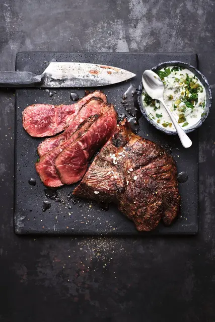 Weber Grillprofi Semir Mulalic vom Store in Marchtrenk weiß genau, was das perfekt gegrillte Steak braucht. | Foto: Weber