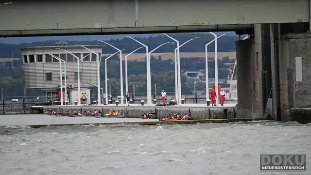 Nach dem Kentern mehrerer Kajaks und Kanus nahe dem Kraftwerk Ybbs-Persenbeug retteten Feuerwehr und viadonau insgesamt acht Personen aus der Donau. | Foto: DOKU NÖ