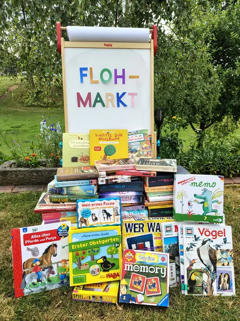 Beim Bücherei-Flohmarkt in Grünbach gibt es neben Büchern auch Zeitschriften, CDs, DVDs und Spiele. | Foto: Bücherei Grünbach/Jennifer Kaar