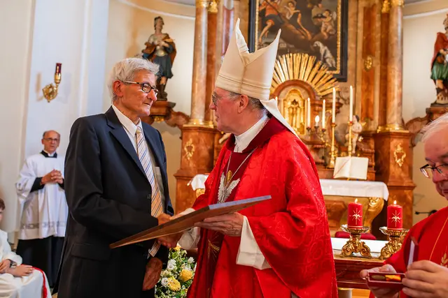 In seiner Ansprache würdigte Franz Weber das große Engagement von Franz Silhengst und gab einen Überblick über dessen vielfältige Aufgaben. | Foto: Pfarre Ollern_Wolfgang Höfinger