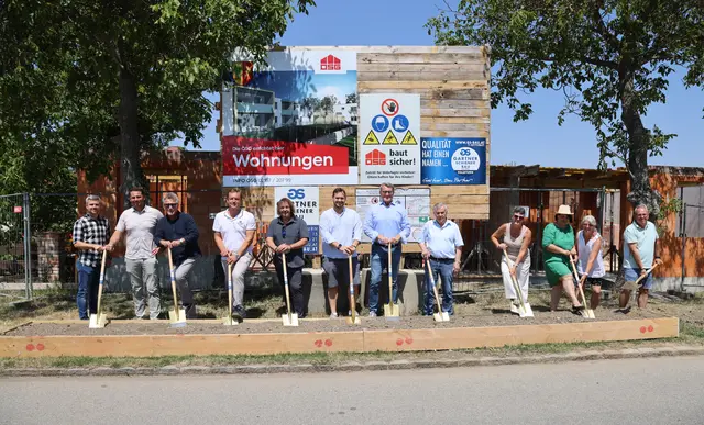 Der symbolische Spatenstich fand bei rund 36,5 Grad am Montagmittag statt. | Foto: OSG