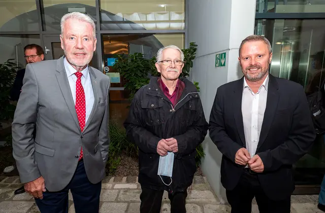 Bürgermeister Klaus Schneeberger (ÖVP), Bäckermeister Fritz Kempf und Vizebürgermeister Rainer Spenger (SPÖ). Das Foto entstand 2020 zum 50-jährigen Jubiläum Kempfs als Kustor-Chef. | Foto: Stadt WRN, Weller