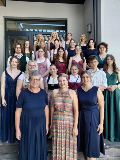 20 Jugendliche halten nun ihren Facharbeiter- und Facharbeiterinnenbrief in ihren Händen. | Foto: Fachschule Hartberg - St. Martin