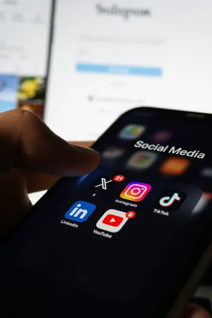 Außerdem sollten vor Reiseantritt Notfallkontakte, Notrufnummern und Standorte von Krankenhäusern und Botschaften im Smartphone eingespeichert oder aufgeschrieben werden. | Foto: &lt;a href="https://unsplash.com"