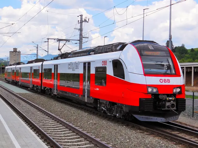 Viele Eisenbahnkreuzungen sind bereits mit Lichtzeichen oder Schranken ausgestattet. | Foto: By Mäx Hugo Hugo