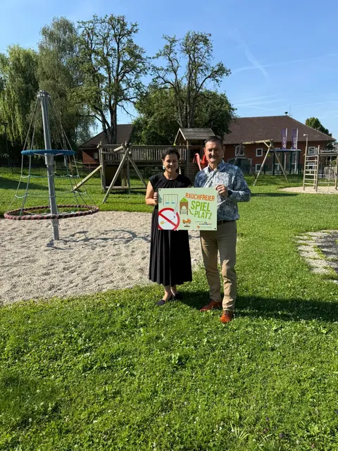 Bürgermeister Markus Mitterbaur gemeinsam mit Helena Kirchmayr. | Foto: Kinderwelt OÖ