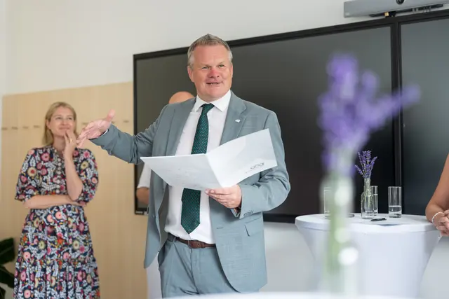 Im Führungskräfte-Café stand der offene Austausch im kleinen Rahmen im Vordergrund: Tilman Königswieser und Landeshauptmann-Stellverteterin Christine Haberlander diskutierten  mit Führungskräften des Klinikums Rohrbach aktuelle Herausforderungen und Zukunftsthemen in wertschätzender Atmosphäre. | Foto: OÖG