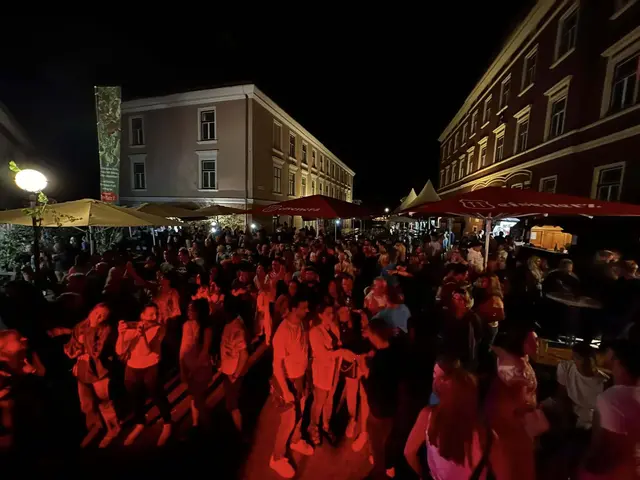 Menschen feiern abends auf einer Straße