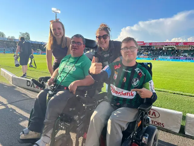 Ein sportliches Quartett im Rieder Stadion –  live und ganz vorne mit dabei: Helene und Nora mit den Klienten Martin und Alex. | Foto: Assista