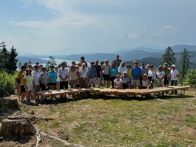 Eine neue Sitzfläche ist nach der Form des Wörthersees gestaltet.  | Foto: Gemeinde Krumpendorf