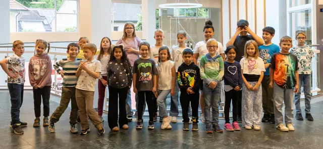 Kinder der Nachmittagsbetreuung der Volksschule Mauthausen malten Kunstwerke, die für einen guten Zweck versteigert werden. | Foto: Social Agency