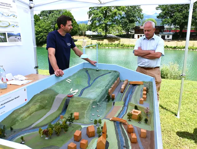 Labg Wolfgang Auer ließ sich über Hochwasserschutz informieren. | Foto: Josef Wind