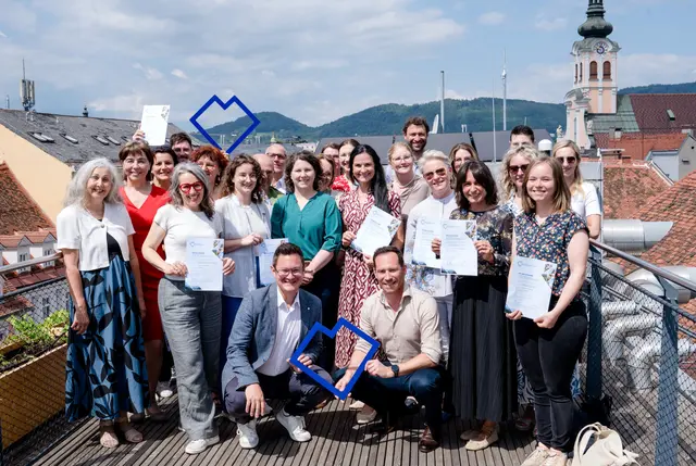 Große Freude bei Karin Koele-Klimbacher (7.v.r.) | Foto: VS