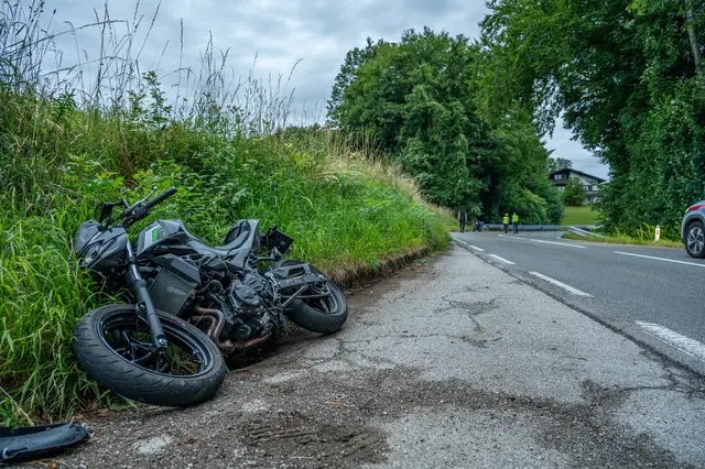 Die Motorradlenkerin schlitterte mehrere Meter über den Asphalt, ehe sie mit dem Unterfahrschutz der Leitschiene kollidierte.  | Foto: Team Fotokerschi