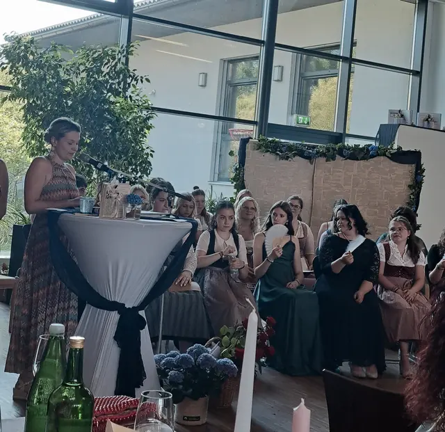 Schweren Herzens muss sich Direktorin Vera Rogan nun von ihren ehemaligen Schülerinnen und Schülern verabschieden. | Foto: Fachschule Hartberg - St. Martin