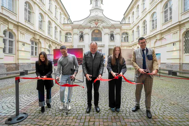 Die Wanderausstellung "10 Jahre Euregio-Kalender" startete am 25. Oktober 2025 in Innsbruck, nun ist sie an ihrer finalen Station in Brixen angekommen und kann noch bis 17. Juli im Kräutergarten der Stadtbibliothek betrachtet werden. | Foto: Land Tirol/Danijel Jovanovic