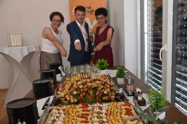 Tofu-Buffet: Tanja Stöckl, Ronald Gansfuss und Alexandra Sulyok | Foto: MeinBezirk/Michael Strini