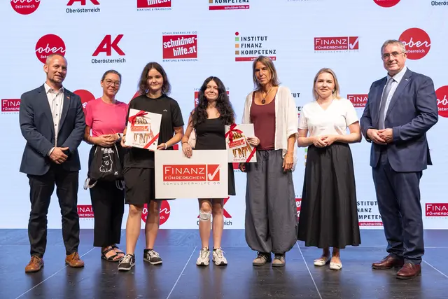 Johannes Kletzl, Geschäftsführer der Schuldnerhilfe OÖ, Ulrike Weiß, Leiterin Abteilung Konsumentenschutz der Arbeiterkammer OÖ, Astrid Zehetmair, Schulqualitätsmanager Manfred Schörghuber von der Bildungsdirektion OÖ, sowie Absolventen des OÖ Finanzführerscheins samt Begleitlehrerin/mitte). | Foto: Land OÖ/Charlotte Guggenberger