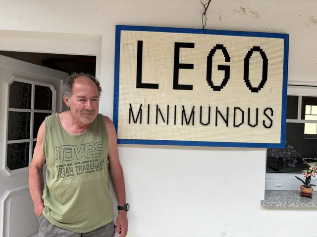 Stolz zeigt Tauschmann sein selbst gebautes LEGO-Schild. | Foto: Leonie Stanzel