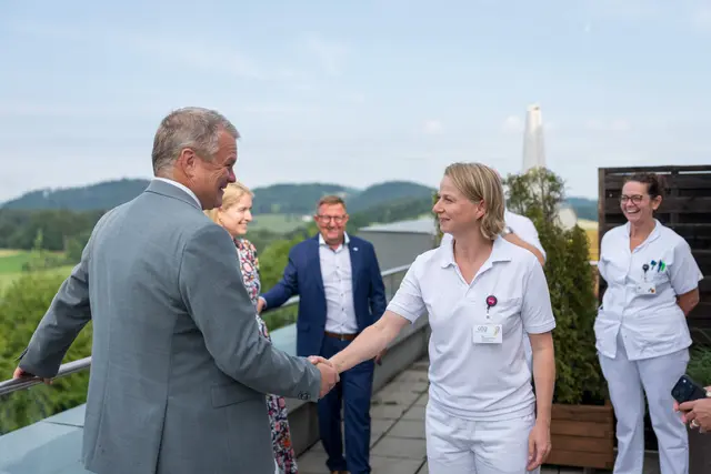 Beim Rundgang durch die Innen- und Außenbereiche des Klinikums Rohrbach  suchten Tilman Königswieser und Landeshauptmann Stellvertreterin Christine Haberlander das persönliche  Gespräch mit den MitarbeiterInnen.
 | Foto: OÖG