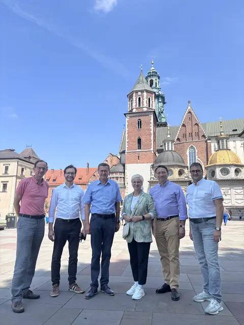 Auf Architekturreise in Krakau: Wolfgang Holzhaider, Landesinnungsmeister Bau OÖ, Stefan Leitl, Vorsitzender der Stein- und keramischen Industrie der WKOÖ, Wirtschaftslandesrat Markus Achleitner, Wirtschaftskammer OÖ-Präsidentin Doris Hummer, Landeshauptmann-Stellvertreter und Wohnbaureferent Manfred Haimbuchner und Martin Greiner, Landesinnungsmeister OÖ Bauhilfsgewerbe. | Foto: MeinBezirk/Thomas Winkler