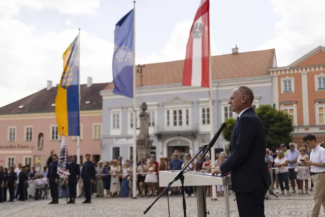 Vertreter aus Politik und Exekutive vor Ort: Innenminister Gerhard Karner, Andreas Minnich und Landespolizeidirektor Franz Popp gratulierten den Absolventinnen und Absolventen. | Foto: LPD NÖ/O.Greene
