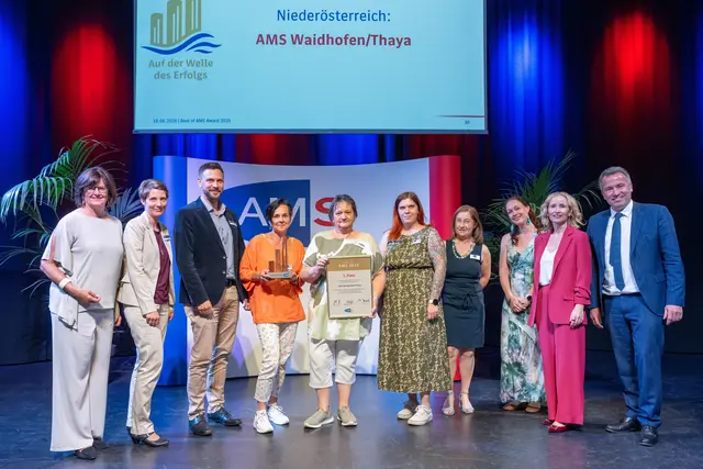 Bei der Verleihung: Petra Draxl, Elke Semper, Wolfgang Schwartz, Marion Brenner, Edith Palisek-Zach, Julia Rammer, Claudia Galehr, Karmen Frena und Johannes Kopf (v.l.) | Foto: AMS/Frank Helmrich