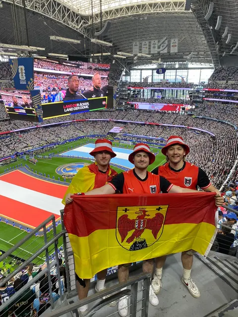 Auch die Partie Österreich gegen Argentinien in Dallas schaute sich das Trio aus Eltendorf und Königsdorf live an.  | Foto: Sebastian Weber