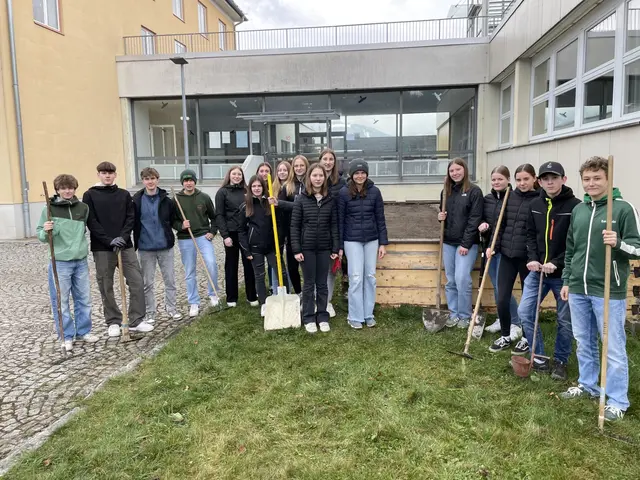 Die Blühflächen wurden flexibel im Schulgarten, in Hochbeeten oder in Töpfen angelegt, wodurch ein Mitforschen niederschwellig möglich war.  | Foto: HBLFA Raumberg