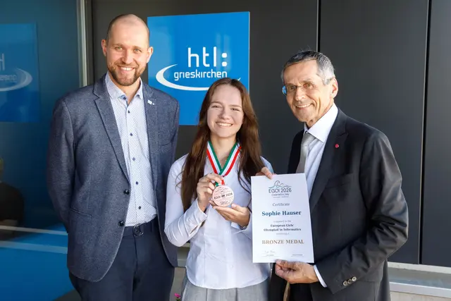OCG-Präsident Wilfried Seyruck (r.) ließ es sich nicht nehmen, Sophie Hauser an der HTL Grieskirchen zu ihrer Bronze-Medaille bei der „European Girls’ Olympiad in Informatics“ zu gratulieren. Groß ist die Freude über diesen internationalen Erfolg auch bei Torsten Welsch (l.), dem Direktor der HTL Grieskirchen. | Foto: Hermann Wakolbinger