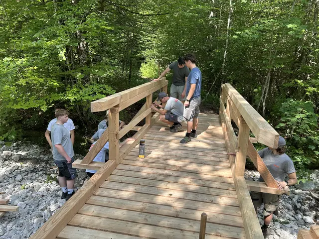 HTL-Schüler errichteten einen neue Brücke auf dem Weg zum großen Priel. | Foto: Scheickl