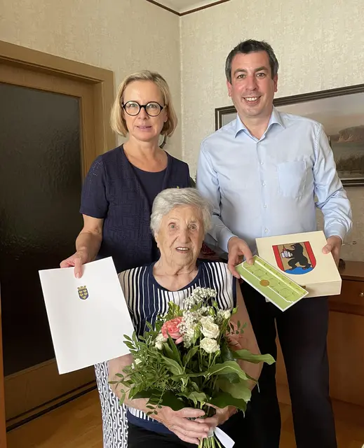 Daniela Oberleser und Günther Sidl gratulierten Friederike Hampel. | Foto: Marktgemeinde Petzenkirchen