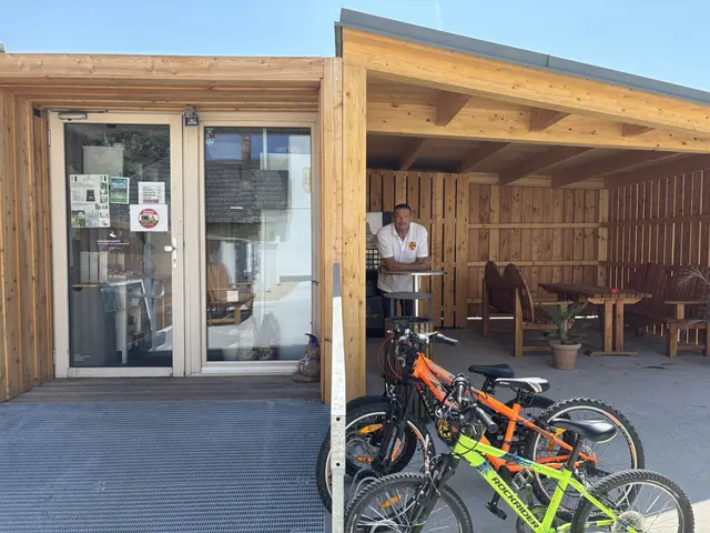 Ein Eis für die Kinder, ein Kaffee für die Eltern oder Großeltern: Der Generationenplatz rund um den Dorfkiosk lädt zum Verweilen ein und stärkt das Miteinander im Ort. | Foto: MeinBezirk